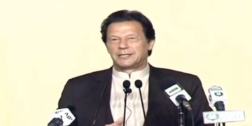 ڈاکوؤں کا مقابلہ کرکے دکھاؤں گا، ڈیل کی تو ملک سے سب سے بڑی غداری ہوگی۔ وزیر اعظم