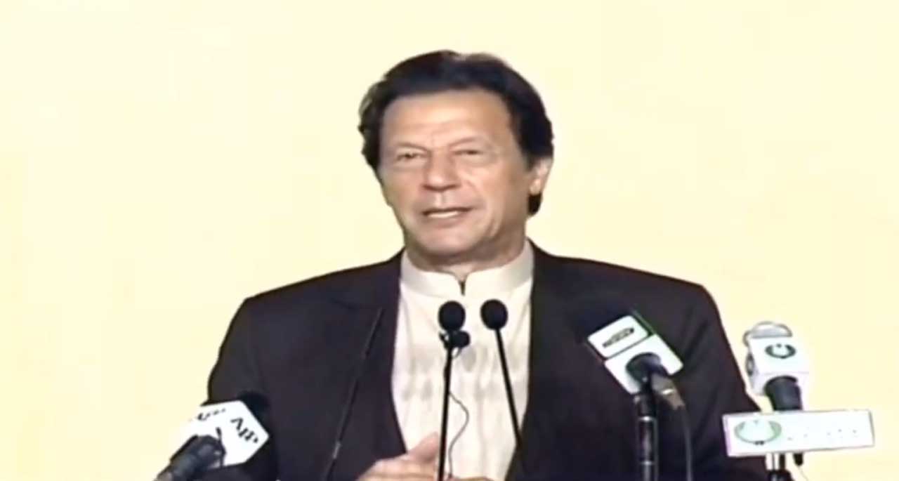 ڈاکوؤں کا مقابلہ کرکے دکھاؤں گا، ڈیل کی تو ملک سے سب سے بڑی غداری ہوگی۔ وزیر اعظم