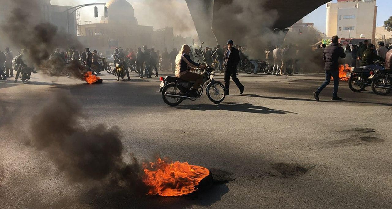 ایران میں پٹرول کی قیمتوں میں اضافے کے خلاف جھڑپے، 106 افراد ہلاک