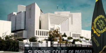 لوگوں کو بغیر کام کیے  تنخواہیں اور مراعات دے دیں اب جگہ جگہ سے پیسے مانگ رہے ہیں۔ سپریم کورٹ