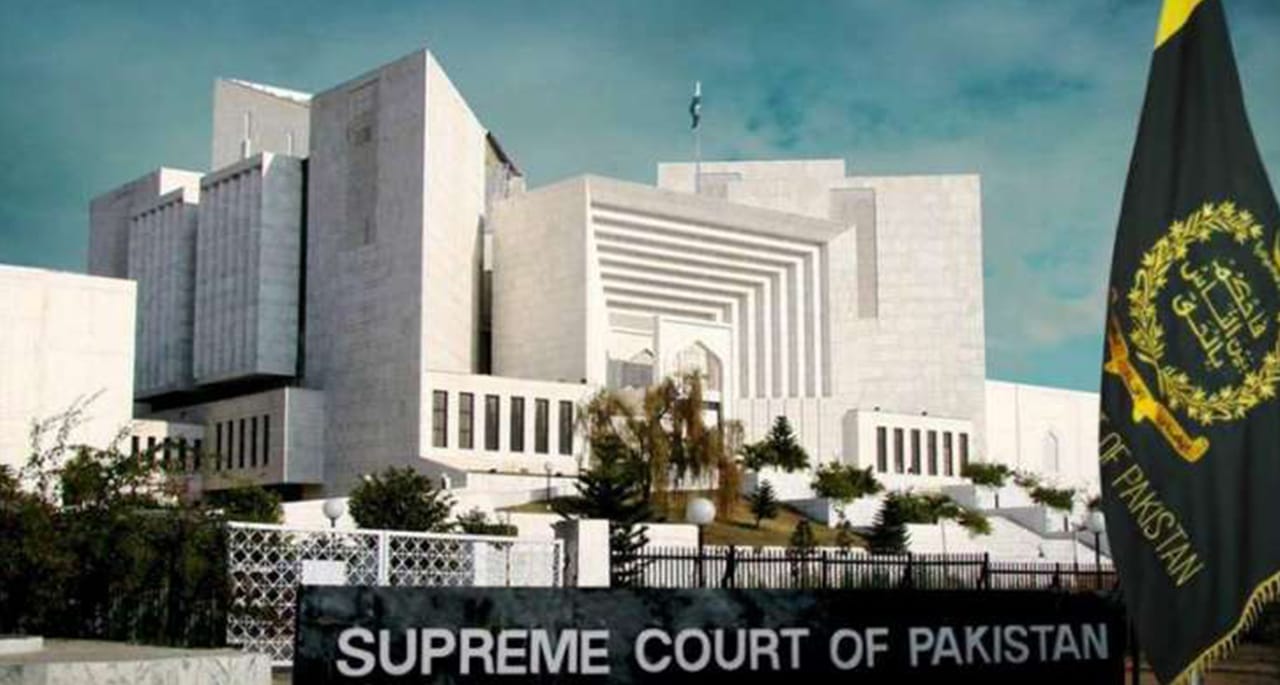 لوگوں کو بغیر کام کیے  تنخواہیں اور مراعات دے دیں اب جگہ جگہ سے پیسے مانگ رہے ہیں۔ سپریم کورٹ