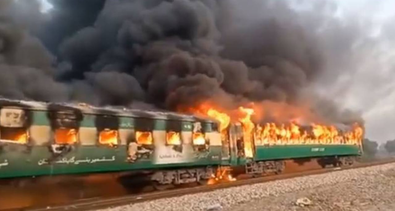 تیزگام ریلوے حادثہ کی آزادانہ تحقیقات کی درخواست پر وفاقی حکومت کو نوٹس جاری