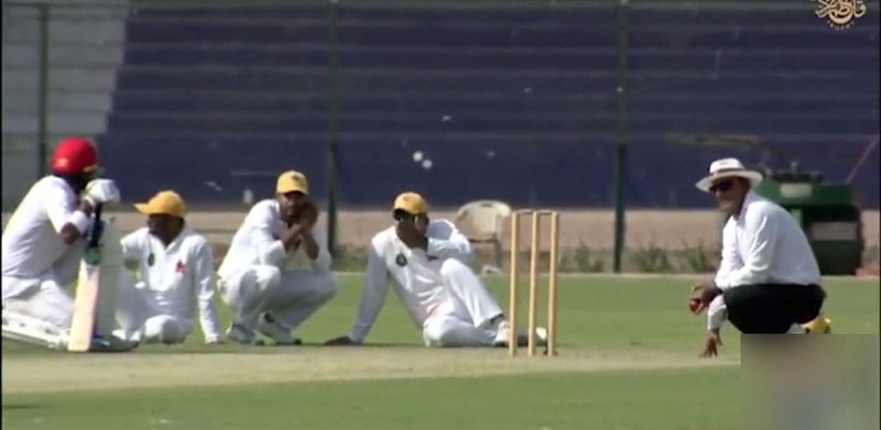 کراچی میں ٹڈی دل کا نیشنل اسٹیڈیم پر بھی حملہ، میچ روک دیا گیا