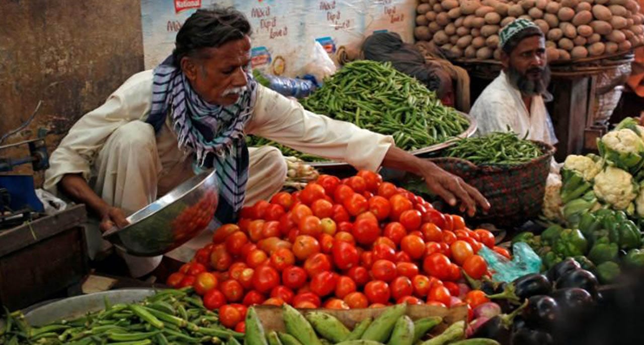 سبزیاں اور پھلوں کی اضافی قیمتوں پر فروخت جاری
