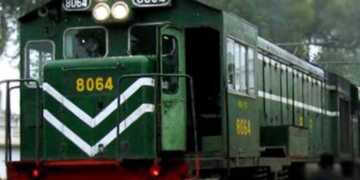کراچی سے جيکب آباد جانے والی سکھرايکسپريس کی بوگی ميں آگ لگ گئی