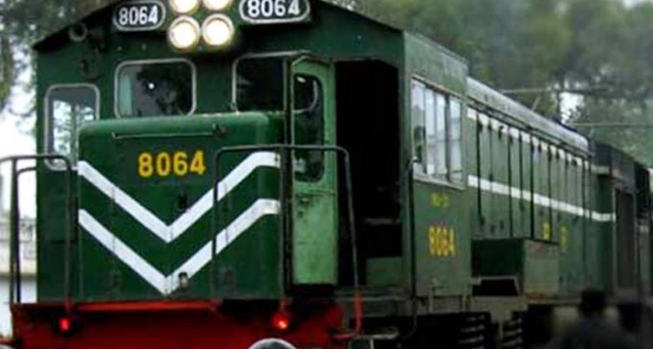 کراچی سے جيکب آباد جانے والی سکھرايکسپريس کی بوگی ميں آگ لگ گئی