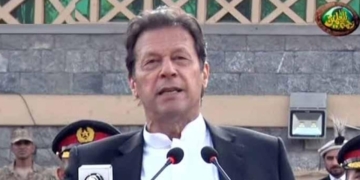 دیکھتا ہوں کشمیریوں کو کون آزادی لینے سے روکتا ہے- عمران خان