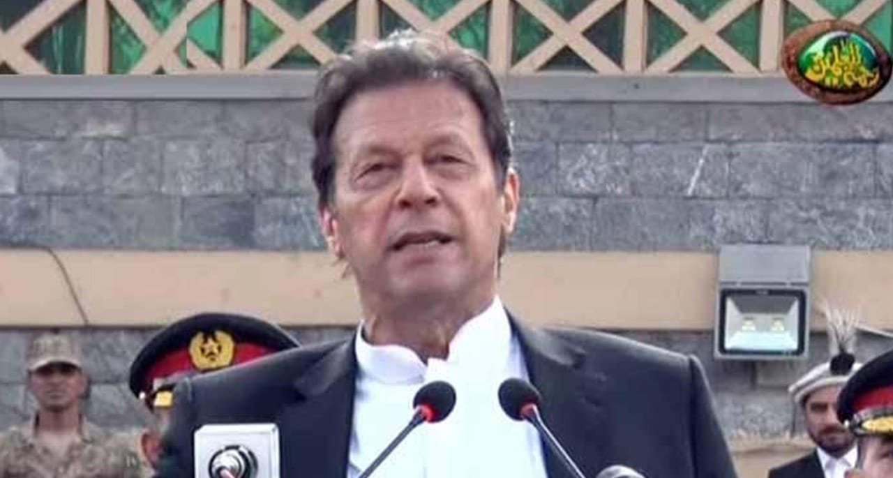 دیکھتا ہوں کشمیریوں کو کون آزادی لینے سے روکتا ہے- عمران خان