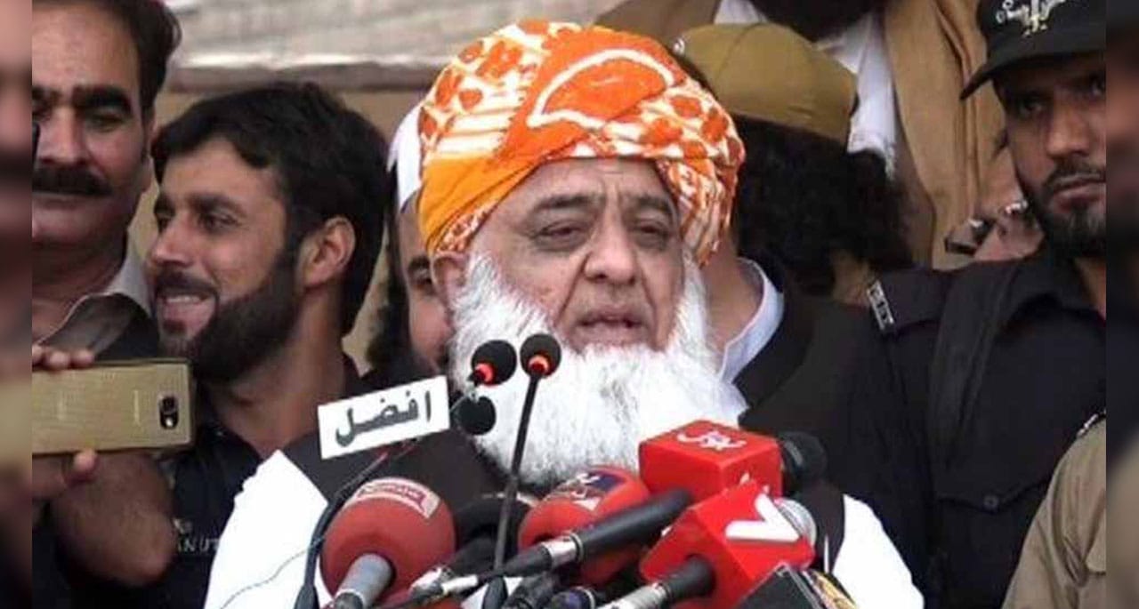 بلوچستان حکومت،گورنر کے پی  اور چیئرمین سینٹ کے عہدوں کی پیشکش ہوئی ہے۔ مولانا فضل الرحمان کا دعویٰ