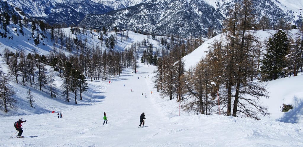 آج ملک کے چند مقامات پر بارش جبکہ پہاڑی علاقوں میں ہلکی برفباری کا امکان