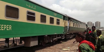 تیزگام ایکسپریس ایک اور خوفناک حادثے سے بال بال بچ گئی