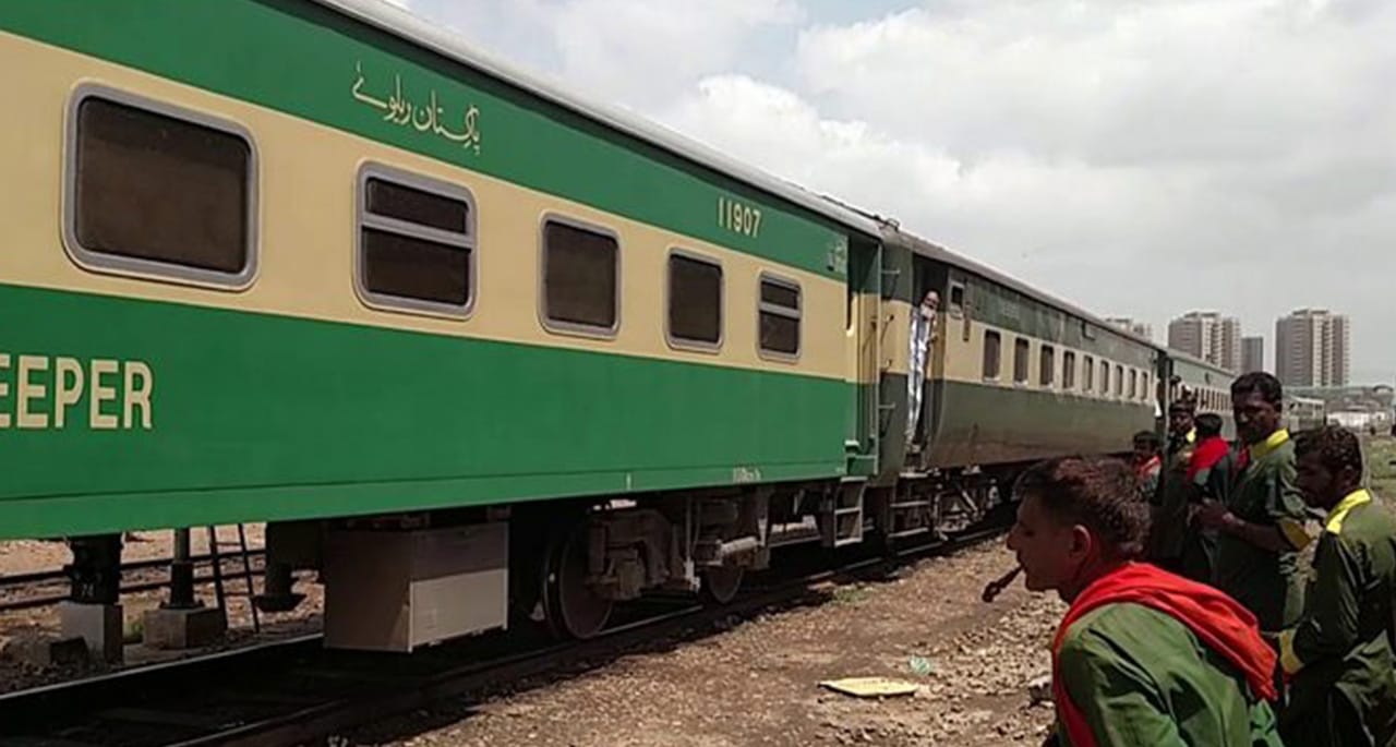 تیزگام ایکسپریس ایک اور خوفناک حادثے سے بال بال بچ گئی