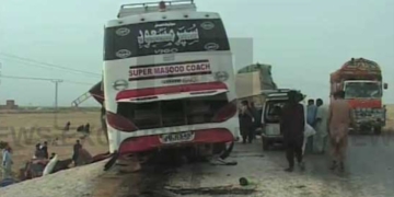 جامشورو، سپر ہائی وے پر کار اور ٹریلر میں تصادم، 4 افراد جاں بحق، 2 زخمی