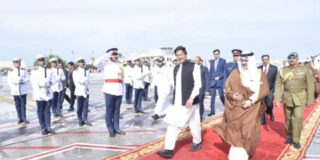 وزیر اعظم بحرین پہنچ گئے، شاہ سلمان بن حماد بن عیسی الخلیفہ نے استقبال کیا
