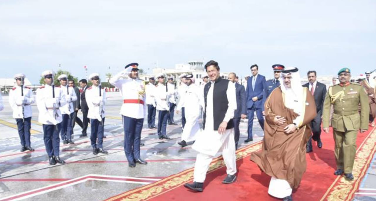 وزیر اعظم بحرین پہنچ گئے، شاہ سلمان بن حماد بن عیسی الخلیفہ نے استقبال کیا
