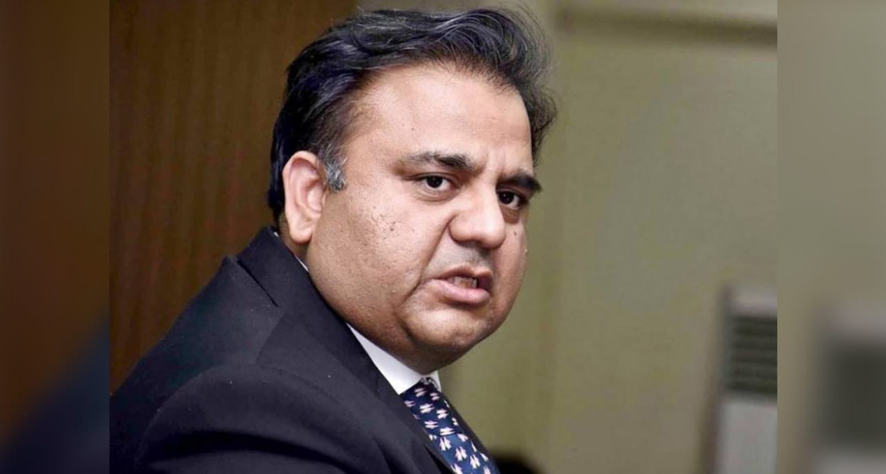 عدلیہ کا پالیسی معاملات میں تجاوز ان کے اپنے لئے مسئلہ ہے، فواد چوہدری