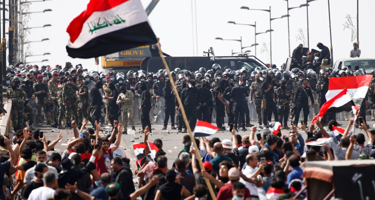 عراق میں مسلح شخص کی حکومت مخالف مظاہرین پر اندھا دھند فائرنگ، 20 افراد ہلاک 60 زخمی