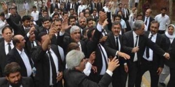 وکلاء کا لاہور کے اسپتال پر حملہ، توڑ پھوڑ، مریضہ جاں بحق