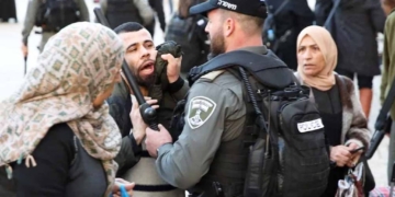 اسرائیلی پولیس کا مسجد اقصیٰ میں نماز ادا کرنے والے فلسطینیوں پر حملہ۔