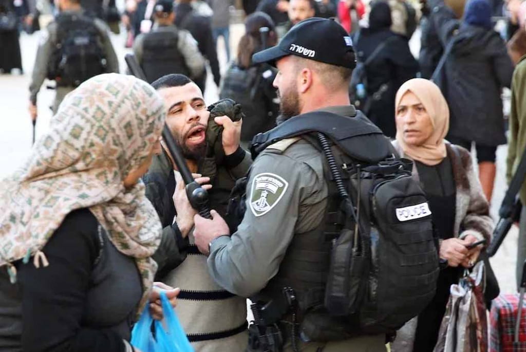 اسرائیلی پولیس کا مسجد اقصیٰ میں نماز ادا کرنے والے فلسطینیوں پر حملہ۔