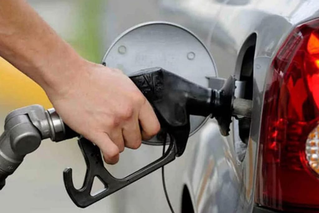 پٹرول کی قیمت میں  پٹرول چھ پیسے کمی کی تجویز۔