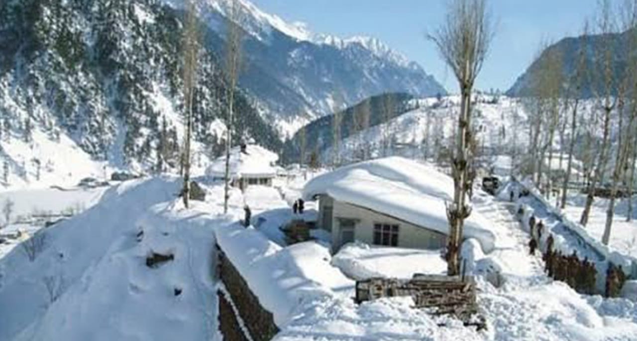 ملک کے مختلف علاقوں میں بارش، پہاڑوں پر برفباری کا امکان۔