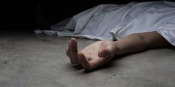 گھریلو حالات سے تنگ خاتون بیٹے کے ساتھ ٹرین کی زد میں آگئی۔