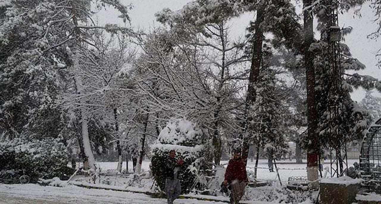 ملک کے مختلف علاقوں میں گرج چمک کیساتھ بارش، برفباری متوقع۔