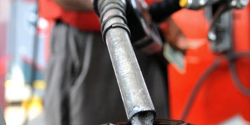 پٹرول6 روپے فی لیٹر سستا کرنے کی تجویز۔