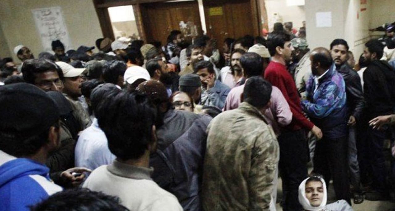 کراچی: پراسرار گیس سے 6 افراد ہلاک، 100 متاثر۔