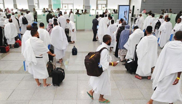 کورونا وائرس: عمرہ اور زیارت کے لیے داخلے پر عارضی پابندی۔