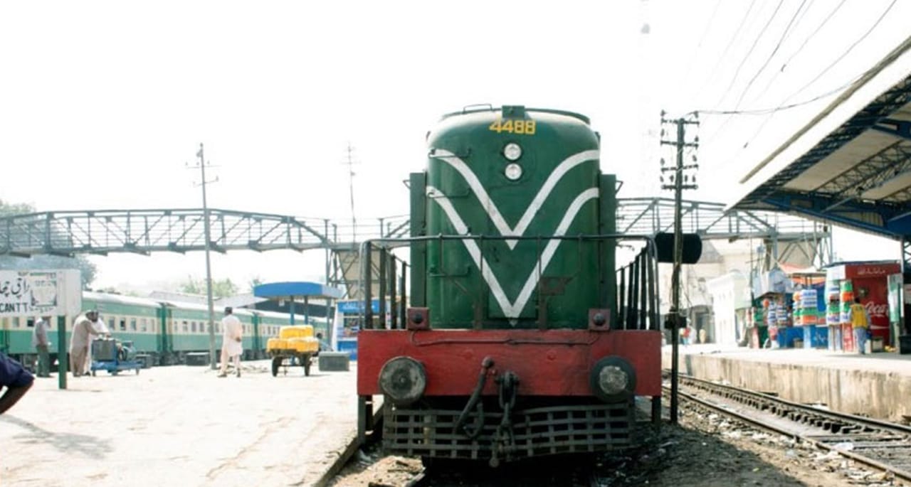 سرکلر ریلوے 6 ماہ میں نہیں چلائی تو وزیراعظم، وزیراعلیٰ کو توہین عدالت کا نوٹس بھیجیں گے، چیف جسٹس