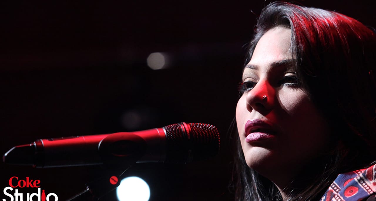 معروف گلوکارہ صنم ماروی نے شوہر سے خلع لینےکے لیے دعویٰ دائر کر دیا۔