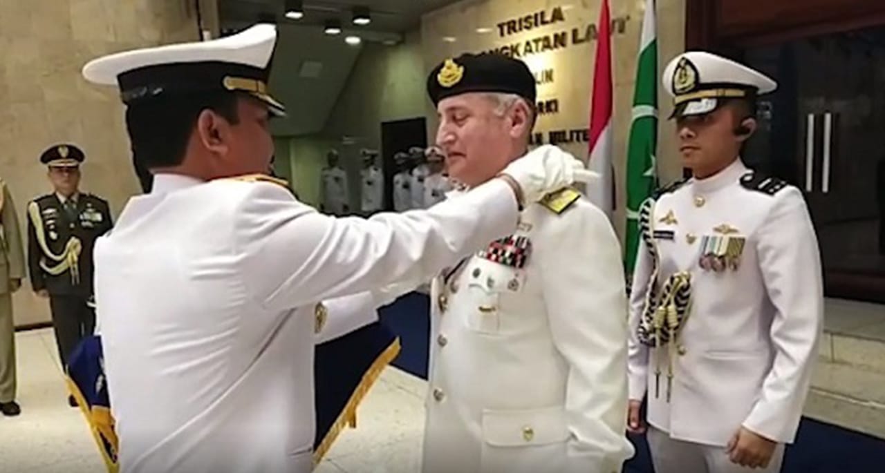 نیول چیف کو انڈونیشیا کا اعلیٰ ترین فوجی اعزاز تفویض