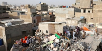کراچی: عمارت گرنے سے 16 افراد جاں بحق، ریسکیو آپریشن جاری۔