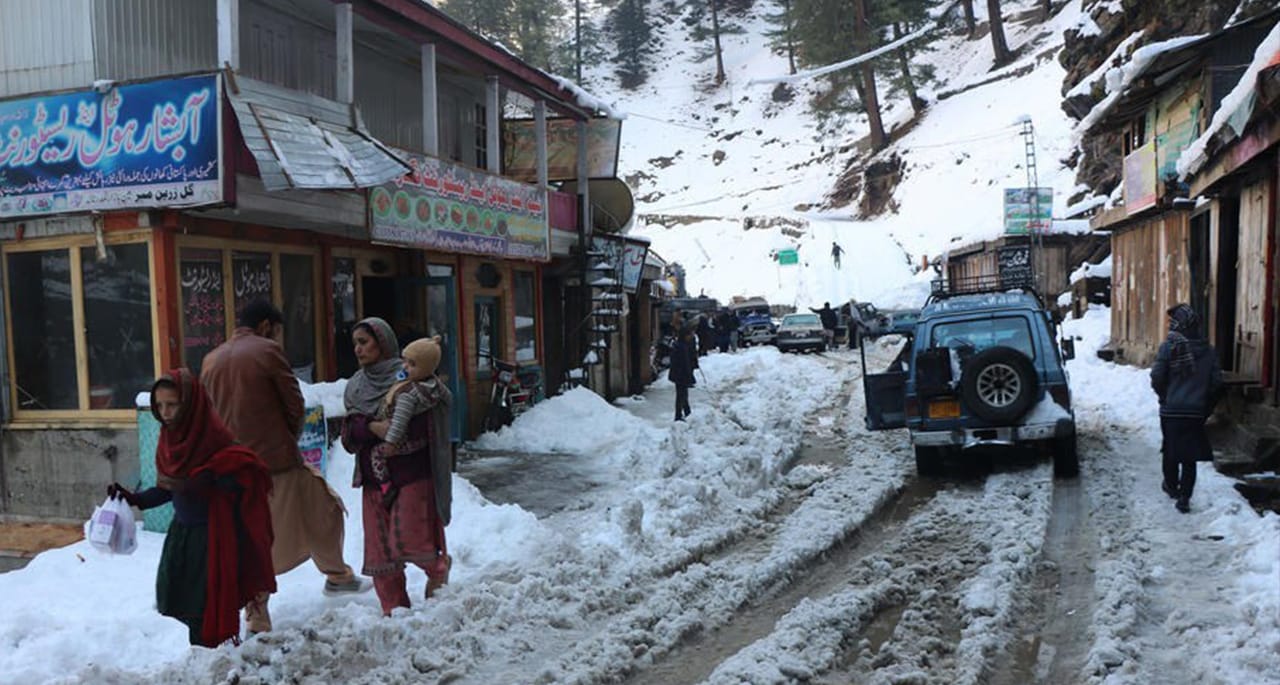 ملک کے متعدد علاقوں میں بارش اور برفباری۔