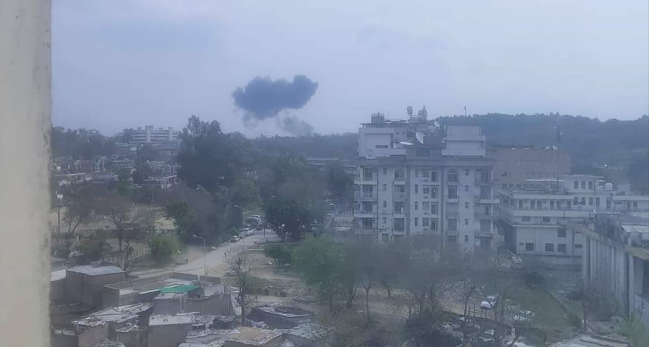 اسلام آباد میں پاک فضائیہ کا ٍ طیارہ  گر کر تباہ ہو گیا۔