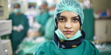 افغان مہاجر لیڈی ڈاکٹر کے پاکستان میں چرچے۔