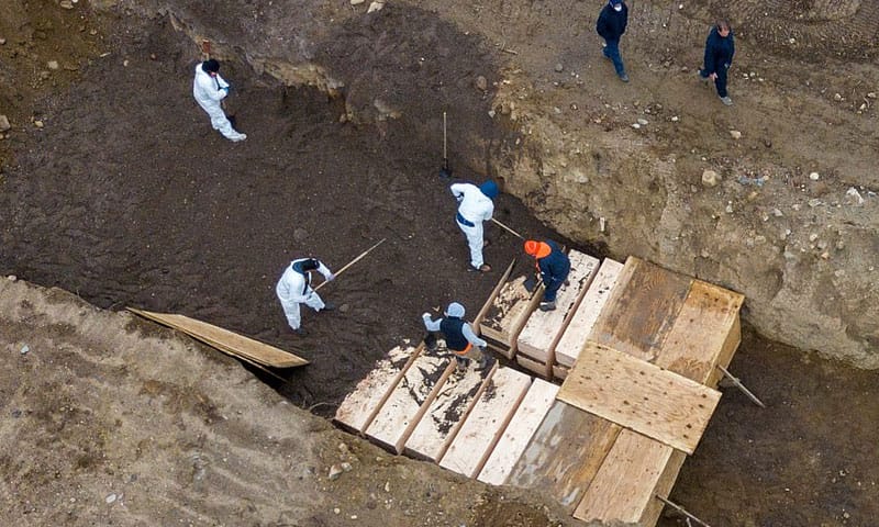امریکہ میں کورونا سے ہلاک ہونے والوں کی اجتماعی قبریں۔