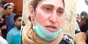 کراچی لاک ڈاوُن: مشتعل ہجوم کا پولیس پر حملہ، خاتون ایس ایچ زخمی۔