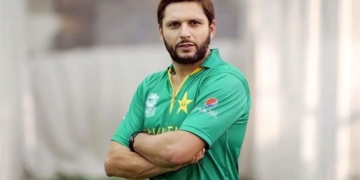 شاہد آفریدی نے 20 ہزار ڈالرز کا بلا خرید لیا۔