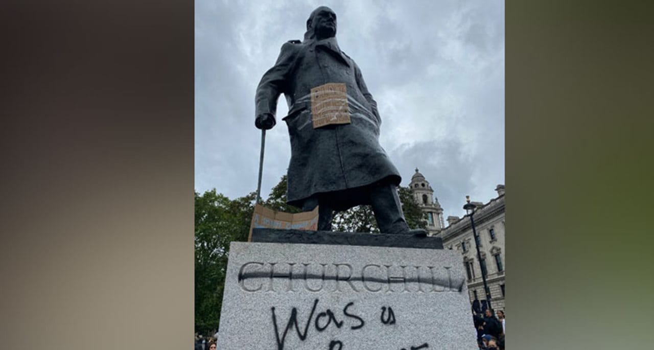 برطانیہ میں ہنگامے، مظاہرین نے ونسٹن چرچل کو نسل پرست قرار دے دیا۔