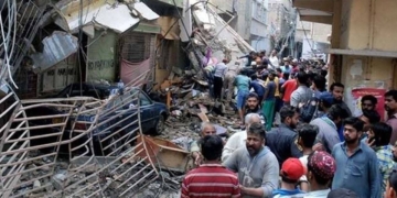 کراچی: مخدوش عمارت گرنے سے 2 افراد جاں بحق، 8 زخمی۔