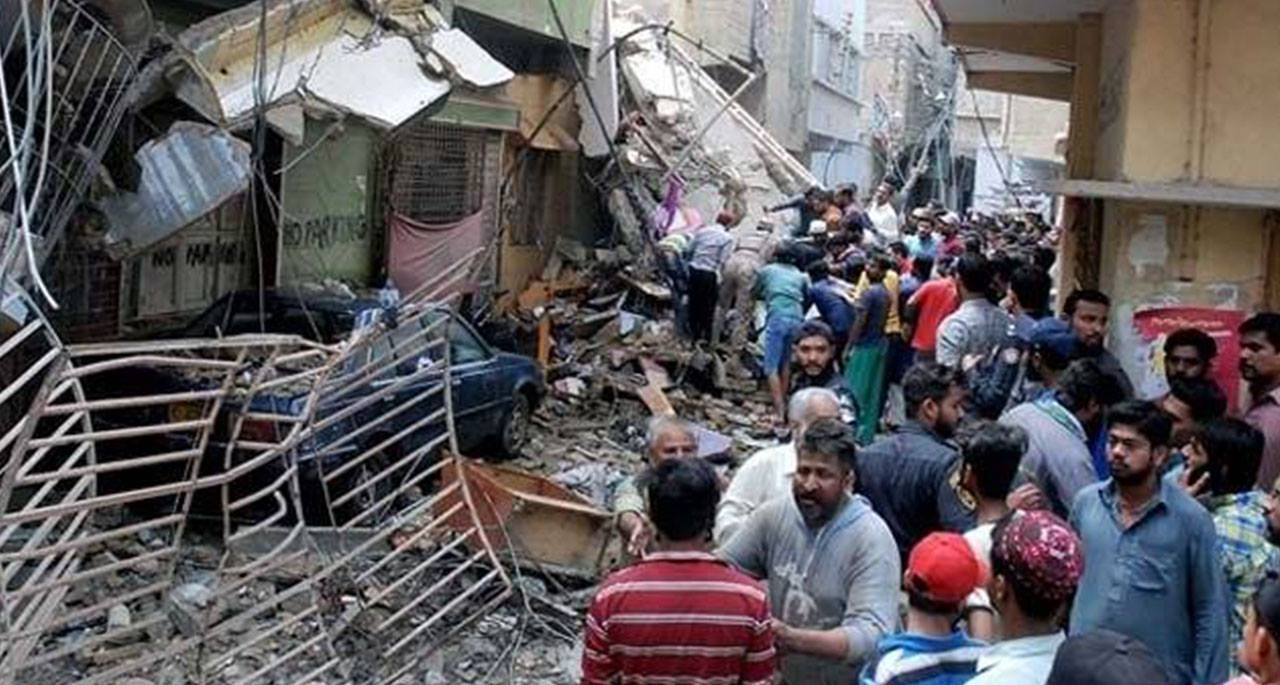 کراچی: مخدوش عمارت گرنے سے 2 افراد جاں بحق، 8 زخمی۔