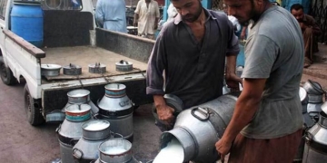 کراچی میں دودھ کی قیمت میں 10 روپے کا من مانا اضافہ