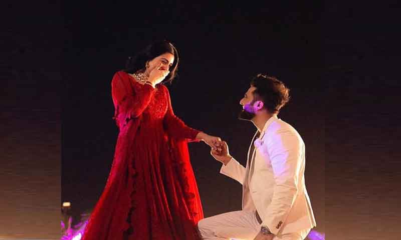 معروف اداکارہ سارہ خان نے گلوکار فلک شبیر سے منگنی کر لی۔