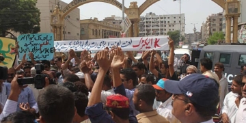 کراچی میں لوڈشیڈنگ، بجلی فراہمی کے وعدے اور احتجاج جاری۔