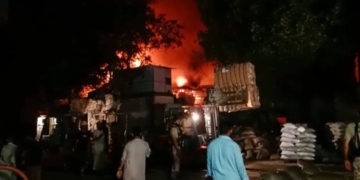 لانڈھی ایکسپورٹ پروسیسنگ زون میں بھڑکنے والی آگ پر 16 گھنٹے بعد بھی  قابو نہ پایا جاسکا۔
