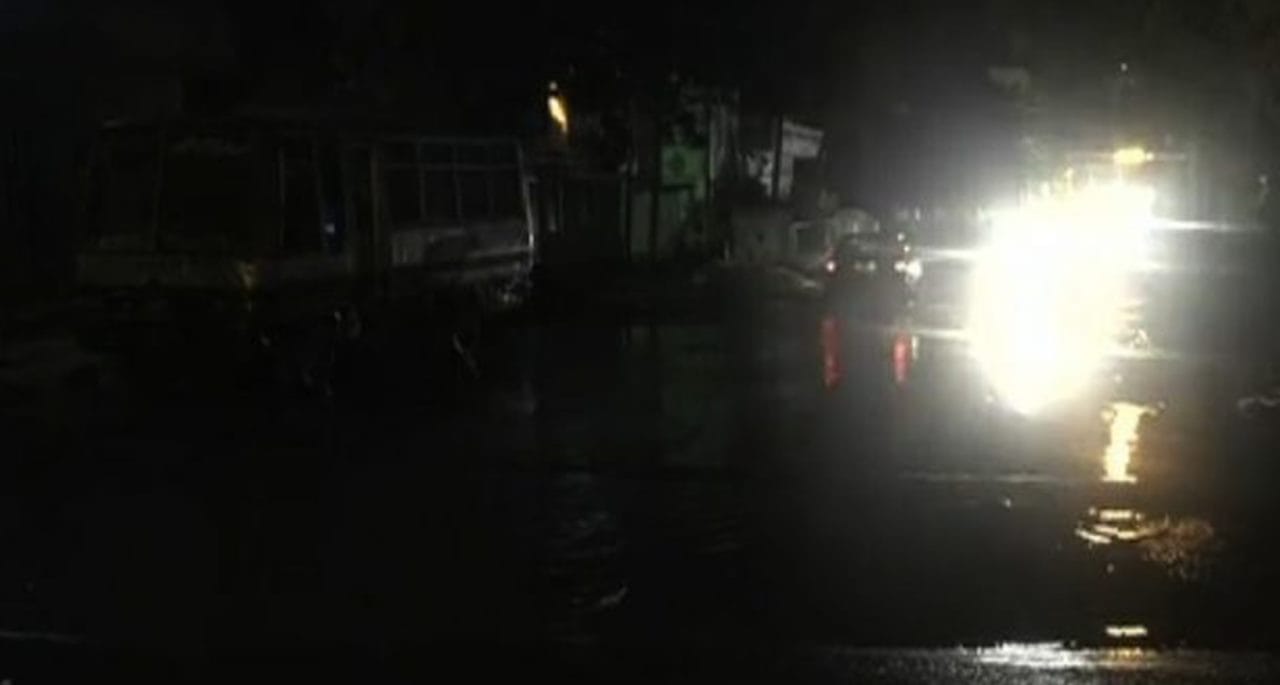 کراچی: بارش و بوندا باندی، مختلف علاقوں میں بجلی غائب ہوگئی۔