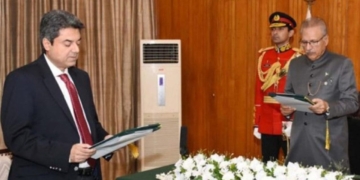 بیرسٹر فروغ نسیم نے وفاقی وزیر کا حلف اٹھالیا۔